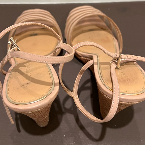 Chic Nude Wedge Sandals - Picture 4 of 7